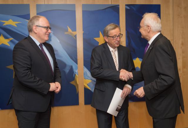 Hover text: Handshake between Jean-Claude Juncker, in the centre, and Edmund Stoiber, on the right, in the presence of Frans Timmermans