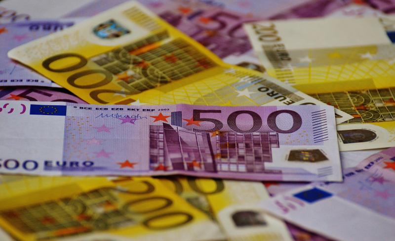 Bills of 200 and 500 euros. Photo by Pixabay