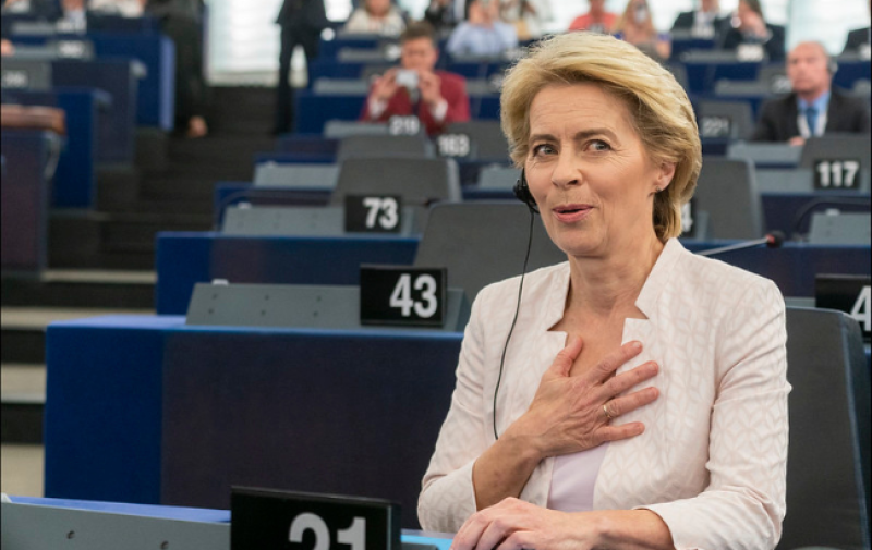 Ursula von der Leyen in the European Parliament with a face of surprise