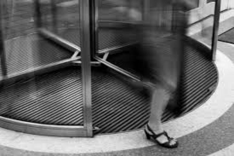 Picture of a revolving door - CC Alexander Mueller