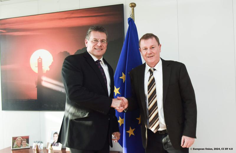 The initiator of anti-NGO campaigning Markus Pieper (MEP, right) meets Commissioner Sefcovic. (Photo: Jennifer Jacquemart)