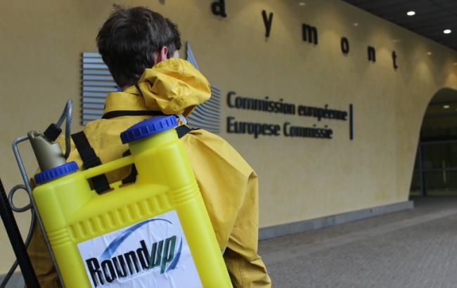 RoundUp spray canister in front of EU Commission