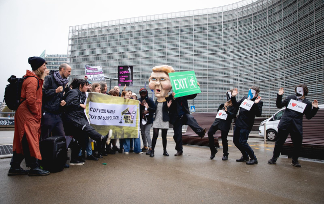 protestors from FFP in front of the European Commission