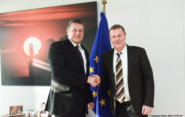 The initiator of anti-NGO campaigning Markus Pieper (MEP, right) meets Commissioner Sefcovic. (Photo: Jennifer Jacquemart)